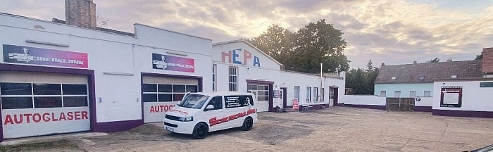 Einfahrt links neben dem Lidl. Hinten auf dem Hof.